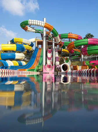 128411679 toboggans en plastique colores dans une piscine